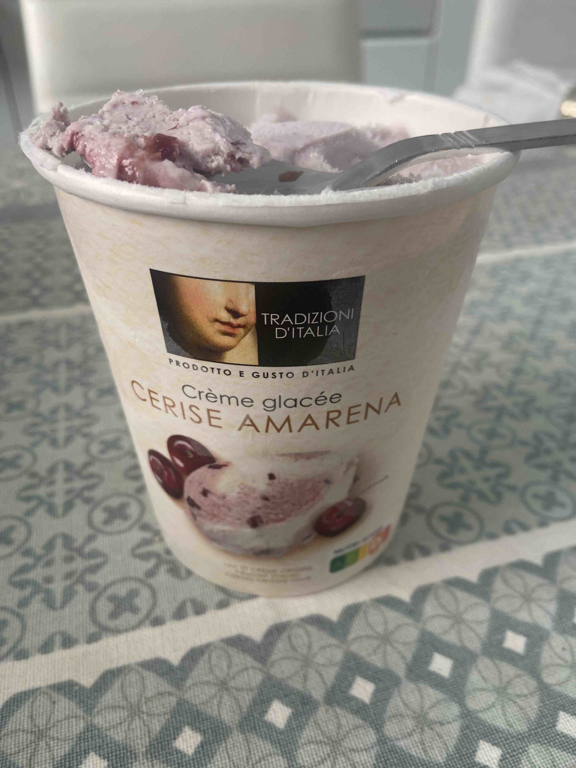 Crème glacée à la cerise Amarena, aux éclats de cerises et coulis